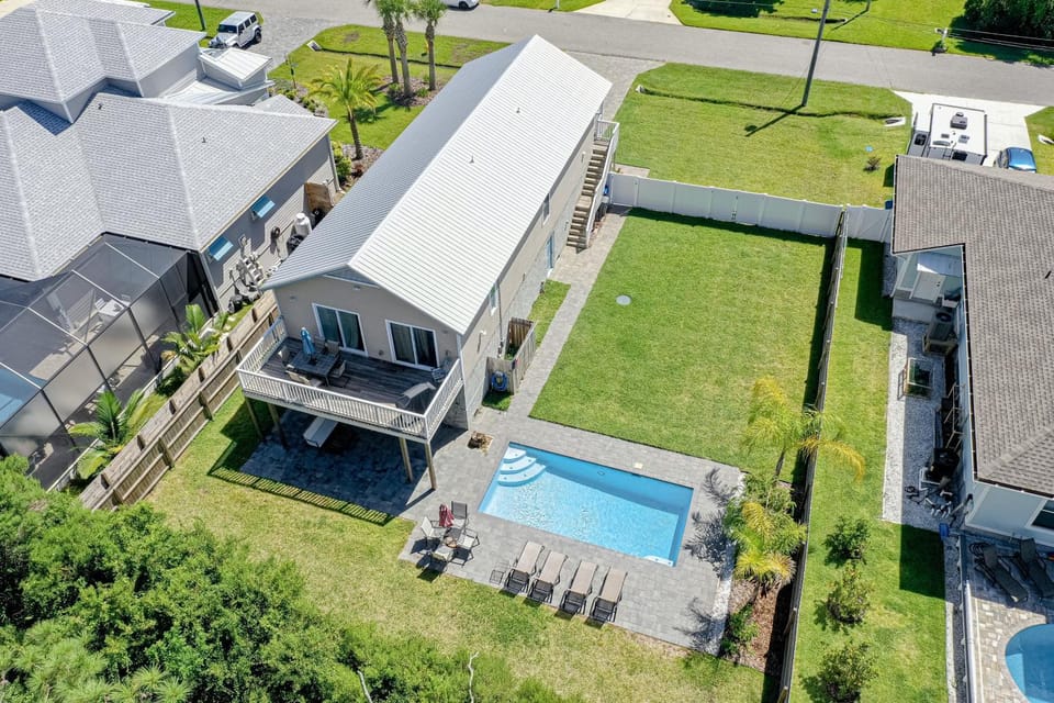 Property building, Day, Pool view, Swimming pool, Swimming pool, sunbed