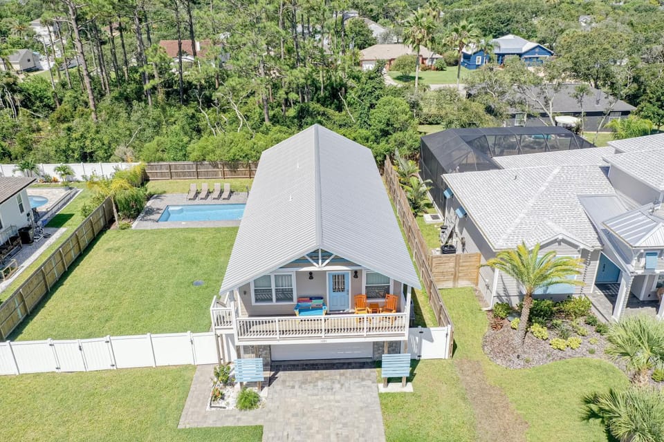 Property building, Day, Pool view, Swimming pool, sunbed