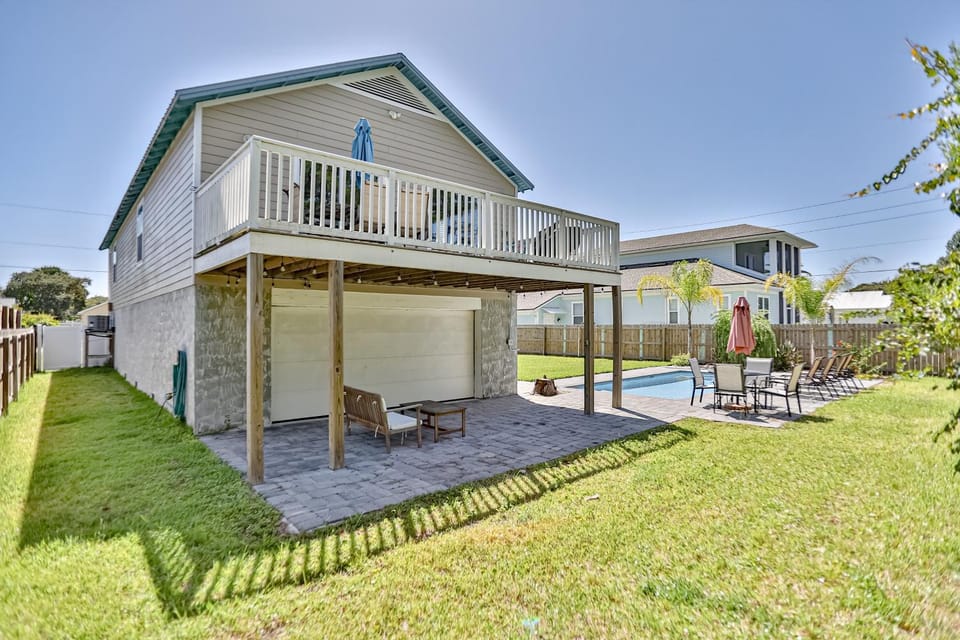 Property building, Day, Pool view, Swimming pool, sunbed