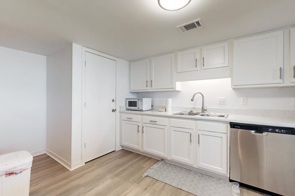 Kitchen or kitchenette, oven, kitchen