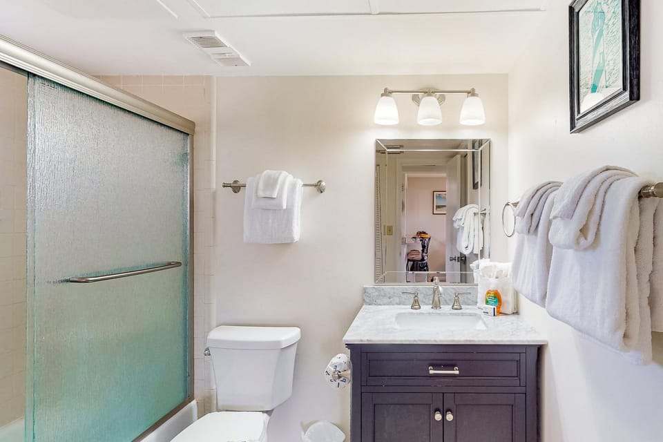 Toilet, Bathroom, towels