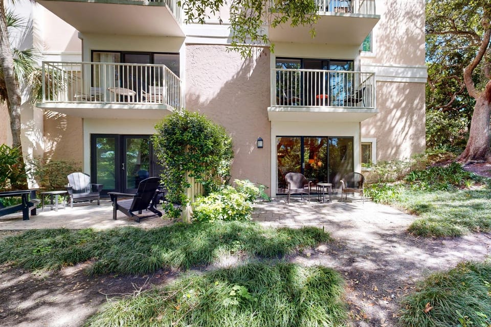 Property building, Patio, Garden, Balcony/Terrace