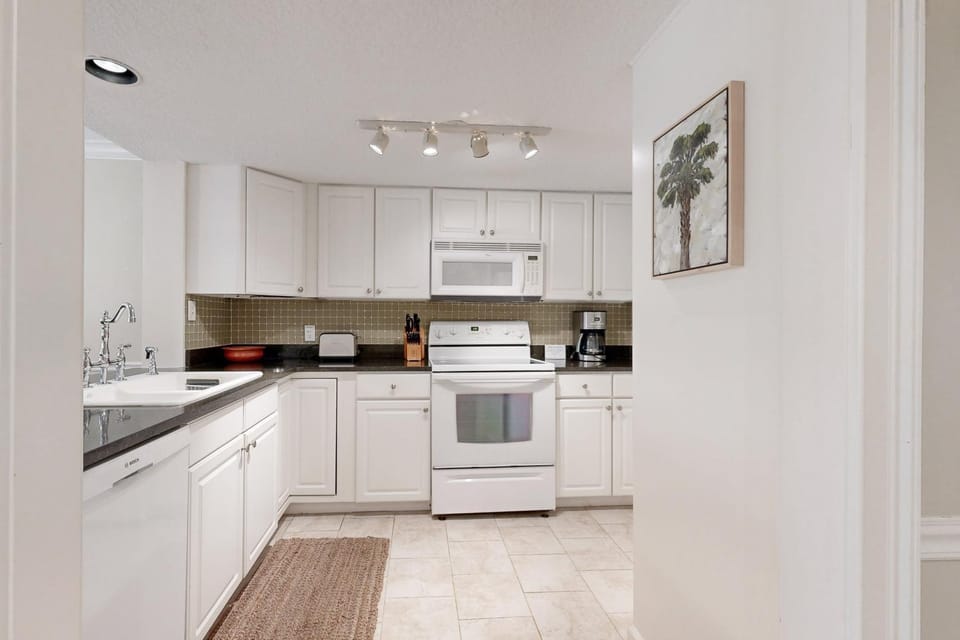 Coffee/tea facilities, Kitchen or kitchenette, oven, stove, kitchen