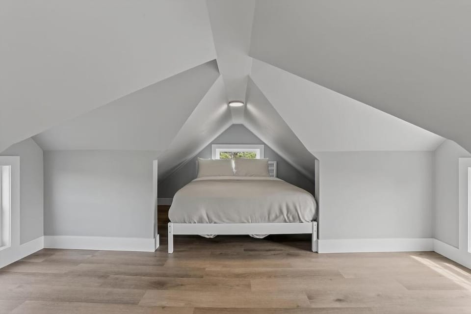 Bunkie in Peggys Cove, Canada House in Halifax