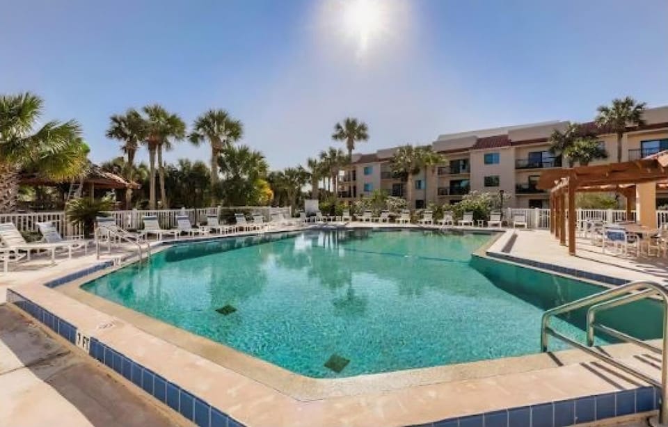 Day, Swimming pool, Swimming pool, sunbed