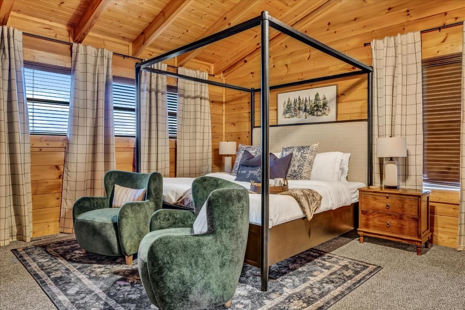 Luxury Cabin with Hot Tub, Game Room, Pool Table, 10min to Dollywood Cabin in Pigeon Forge