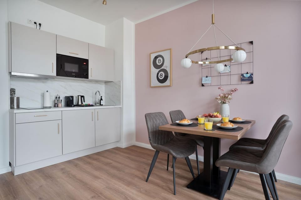 Coffee/tea facilities, Kitchen or kitchenette, Dining area, stove