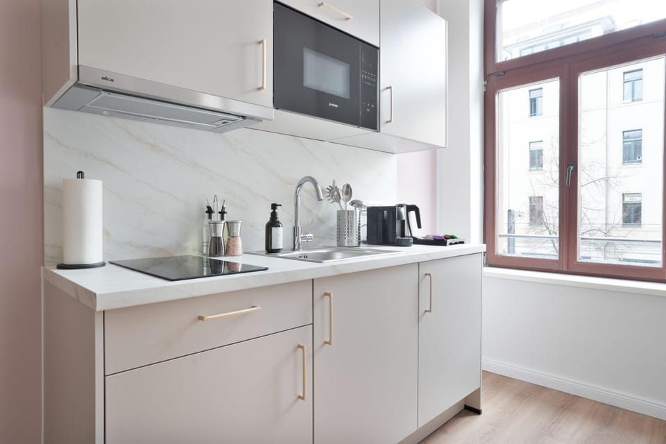Coffee/tea facilities, Kitchen or kitchenette, stove
