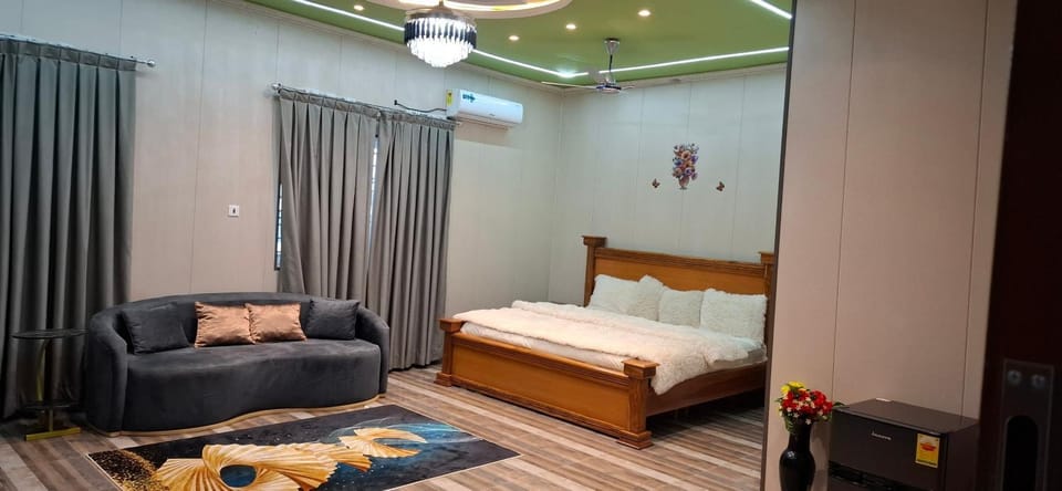 Bed, Seating area
