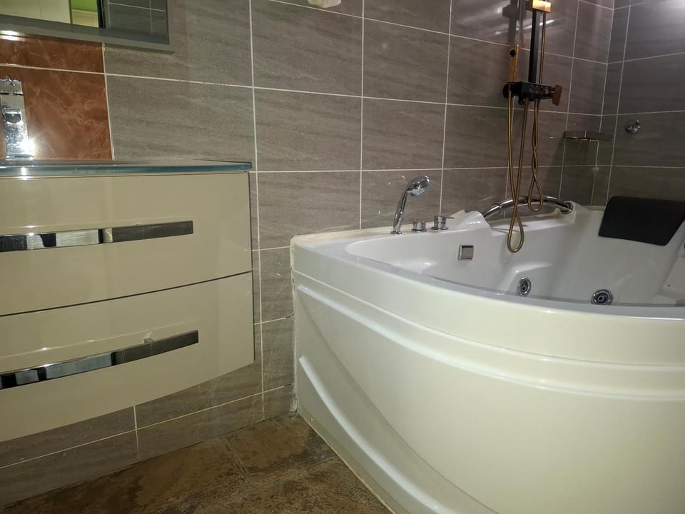 Hot Tub, Bathroom