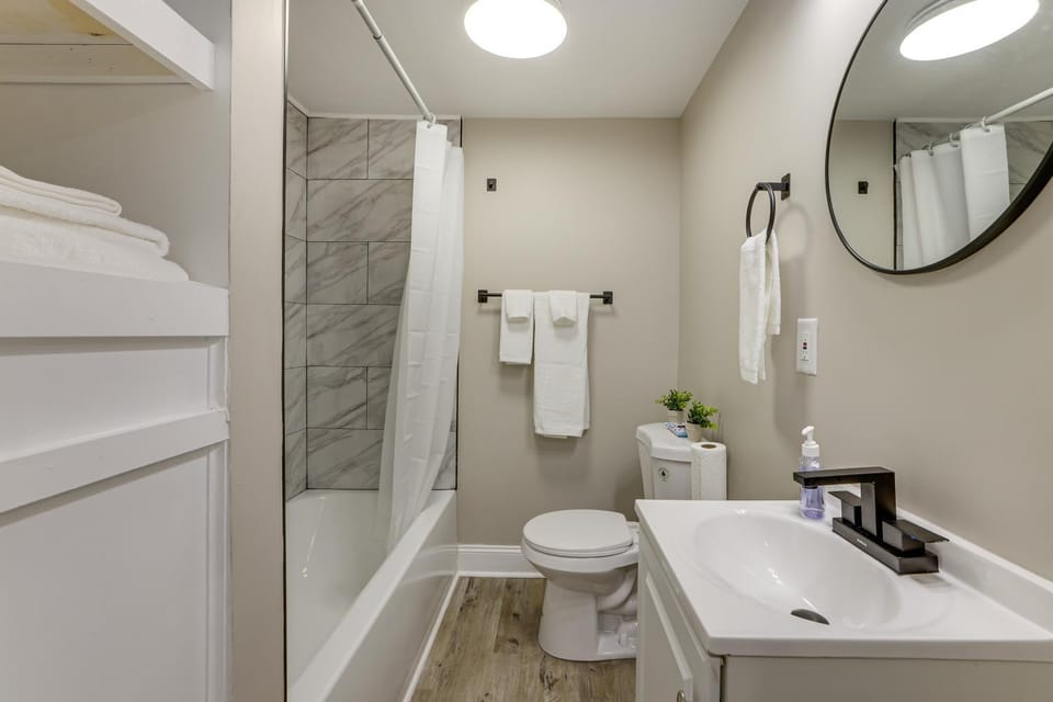 < 3 Mi to Downtown Greenville! Convenient 2BR Home House in Greenville