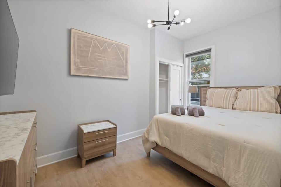 Photo of the whole room, Bedroom