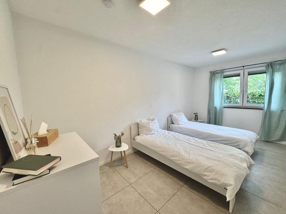 Photo of the whole room, Bedroom