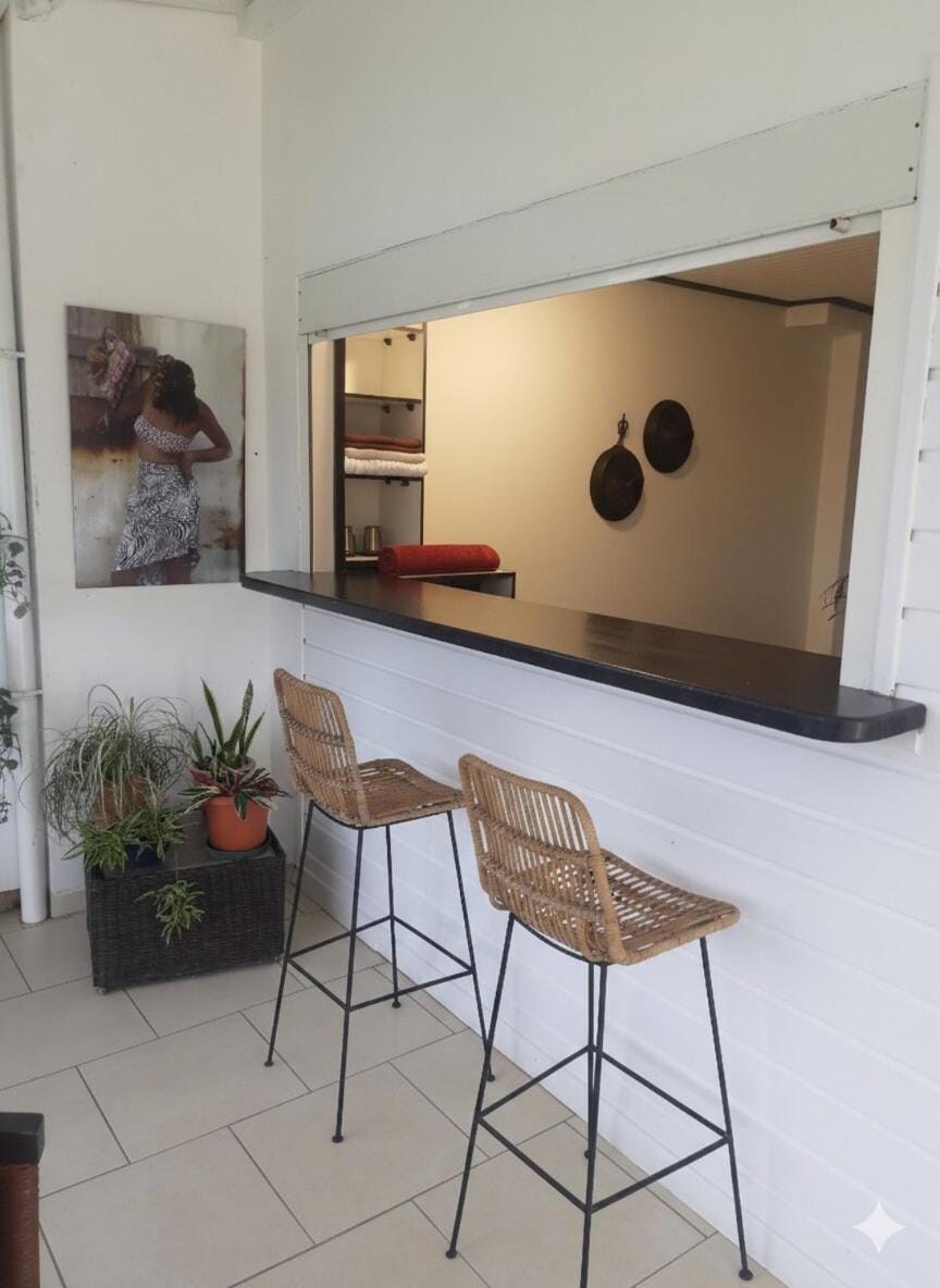 Lounge or bar, Food and drinks
