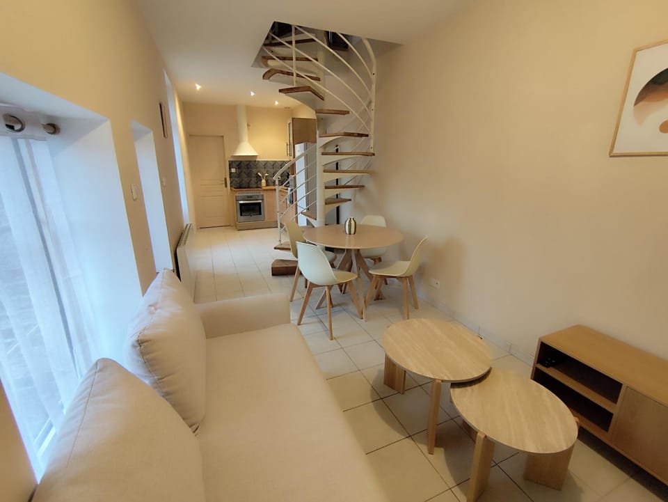 Kitchen or kitchenette, Living room, Seating area, Dining area