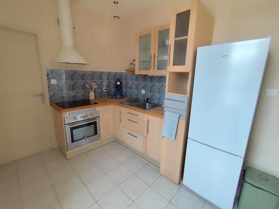 Kitchen or kitchenette, dishwasher, oven, stove