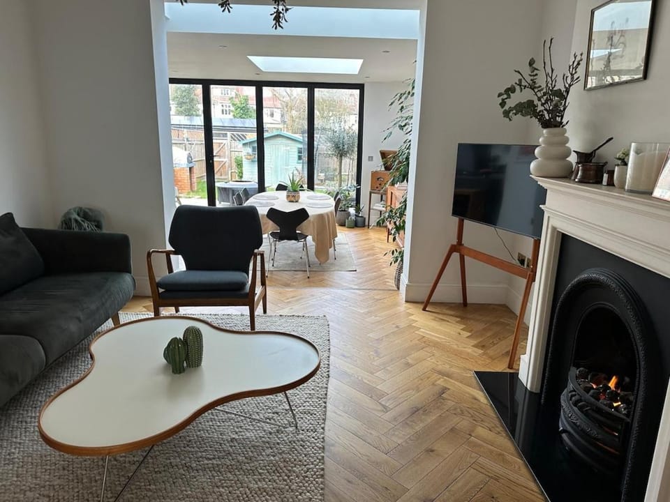 Charming Family Home near Richmond Park House in Richmond