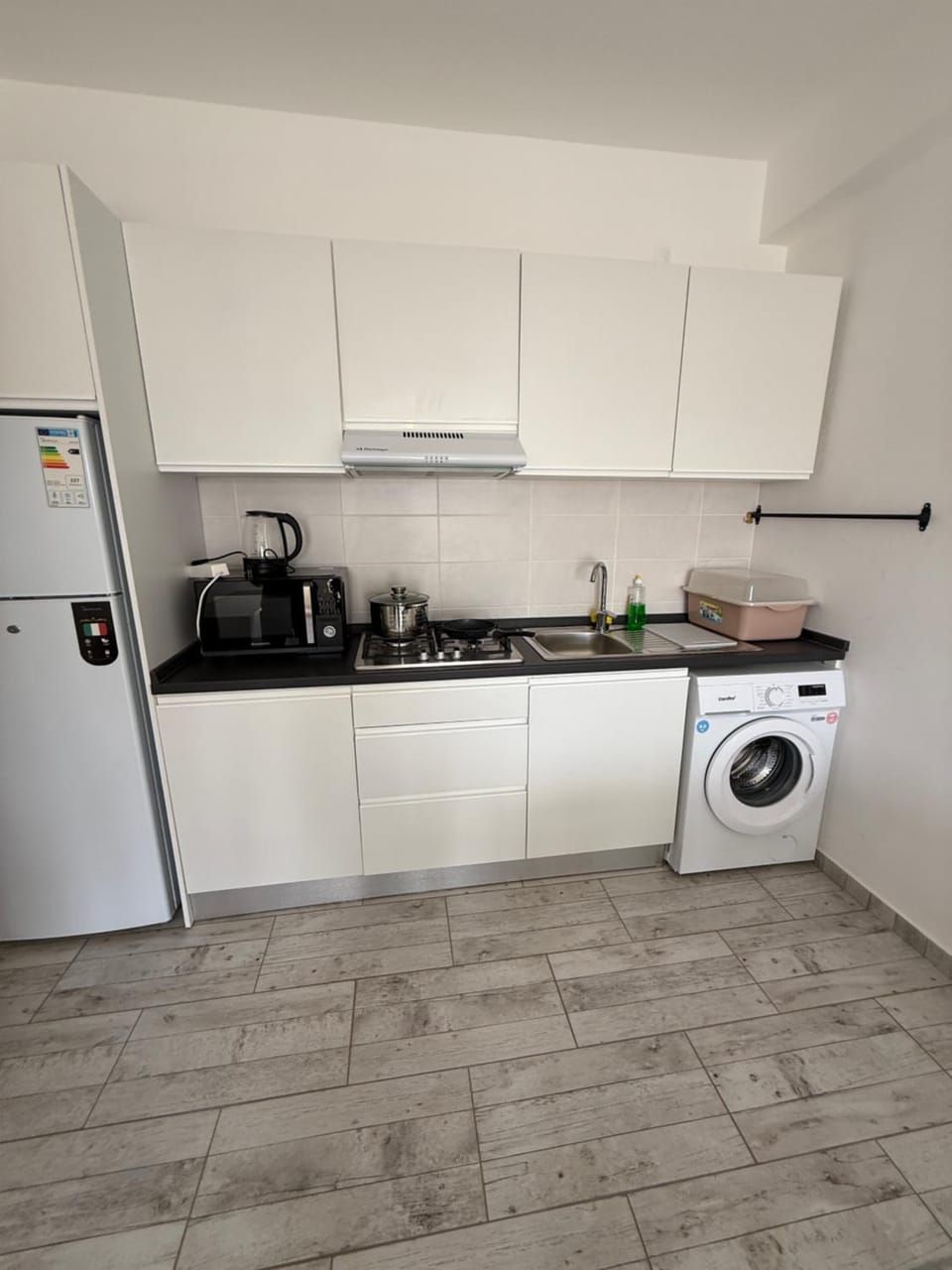 Coffee/tea facilities, Kitchen or kitchenette, stove