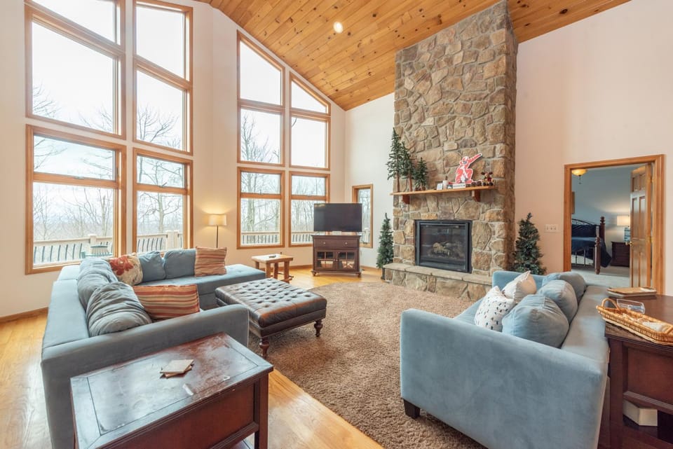 Mountain Top Manor by Railey Vacations House in Deep Creek Lake