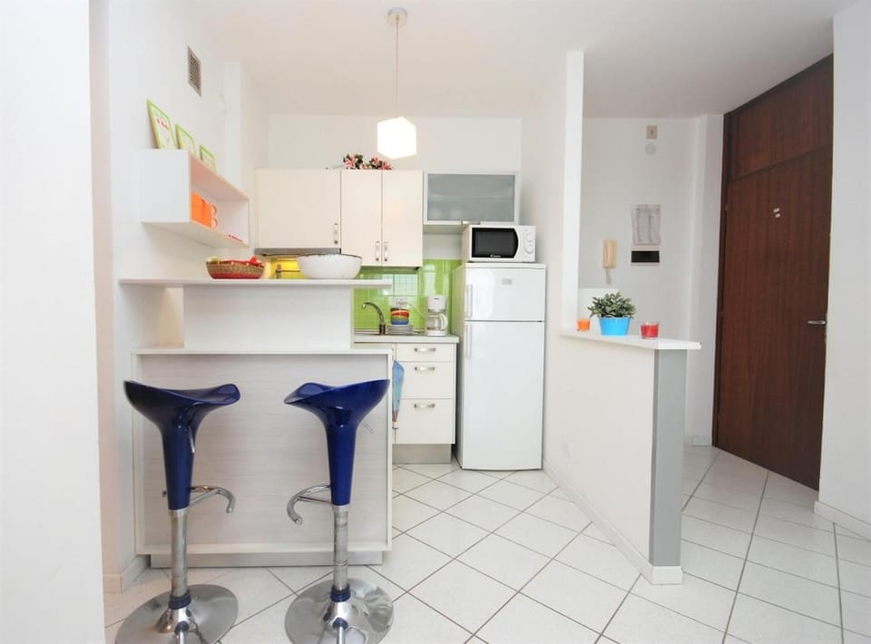 Kitchen or kitchenette, minibar