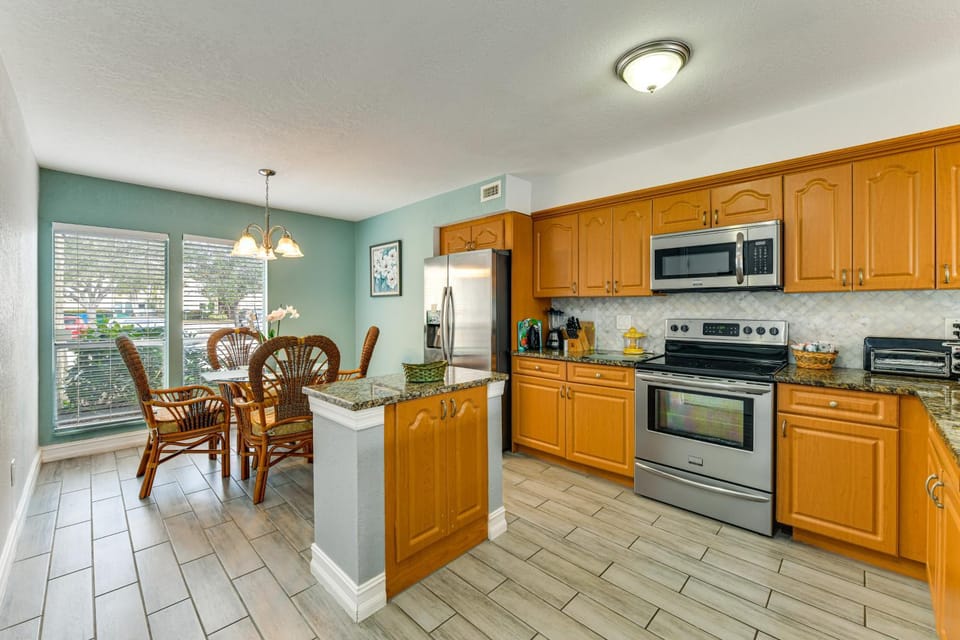 4 Mi to Siesta Key Beach: Condo w/ Private Patio House in Gulf Gate Estates