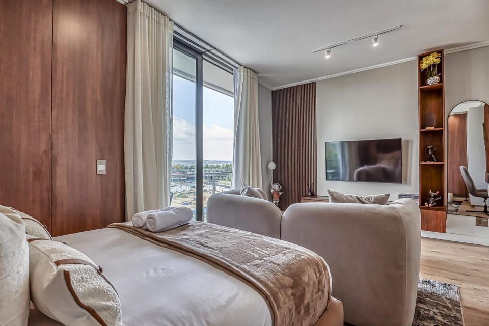 Bed, TV and multimedia, Seating area