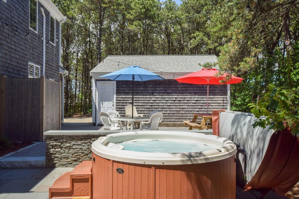 Steps to the beach Hot Tub Entertainment Suite House in North Eastham