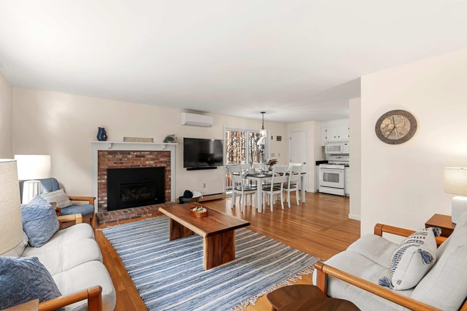 Steps to the beach Hot Tub Entertainment Suite House in North Eastham