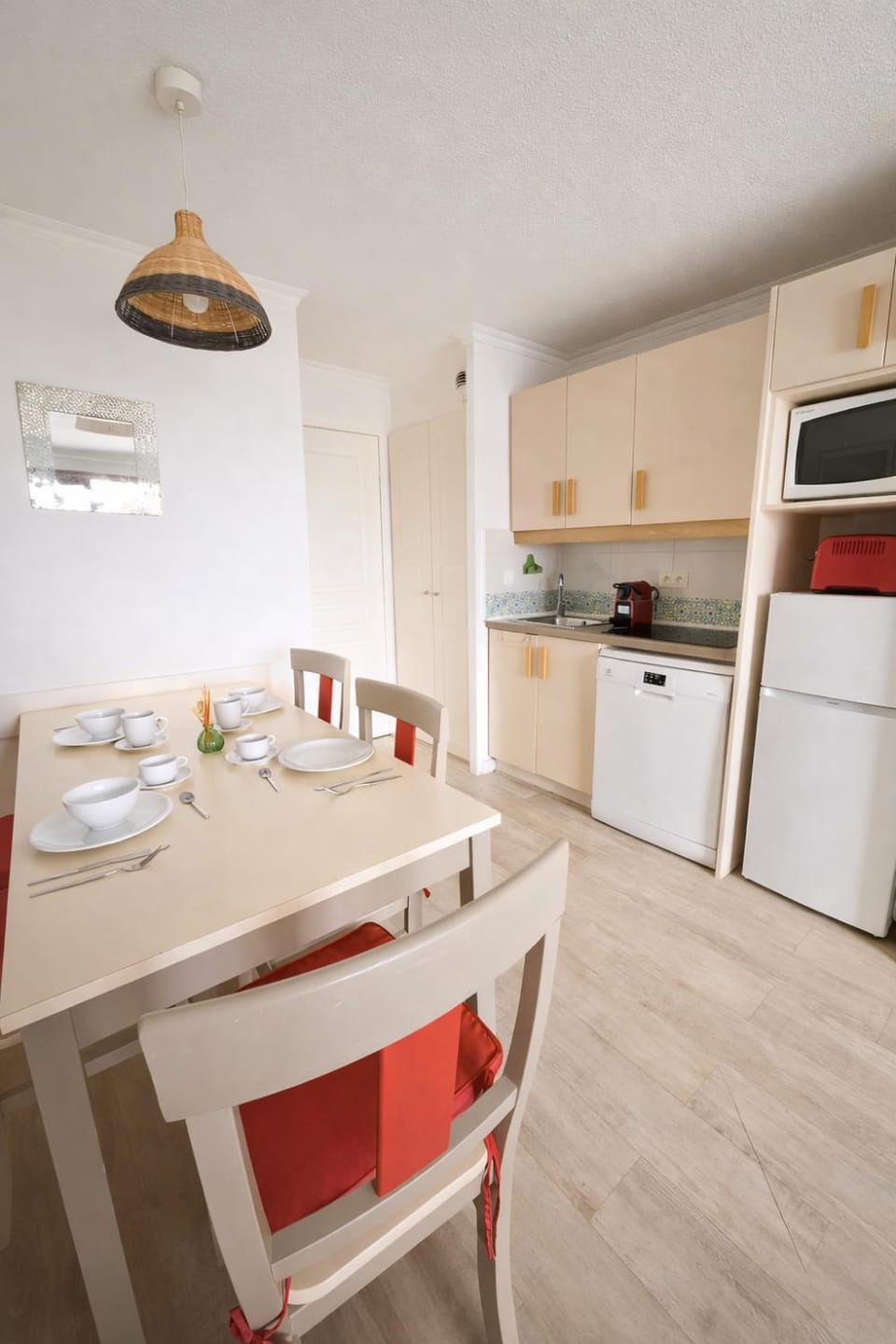 Kitchen or kitchenette, Dining area, dishwasher, stove
