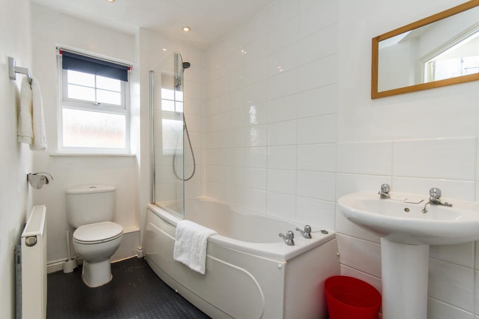 Shower, Toilet, Staff, People, Bathroom, Family, Bath, towels
