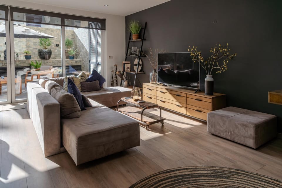 TV and multimedia, Living room, Seating area, Evening entertainment