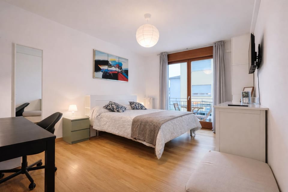 Bed, TV and multimedia, Living room, Photo of the whole room, Seating area, Bedroom