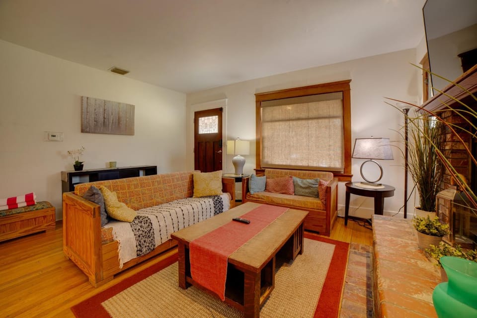 Home 1/2 Mi to Dtwn Riverside: Families Welcome! House in Riverside