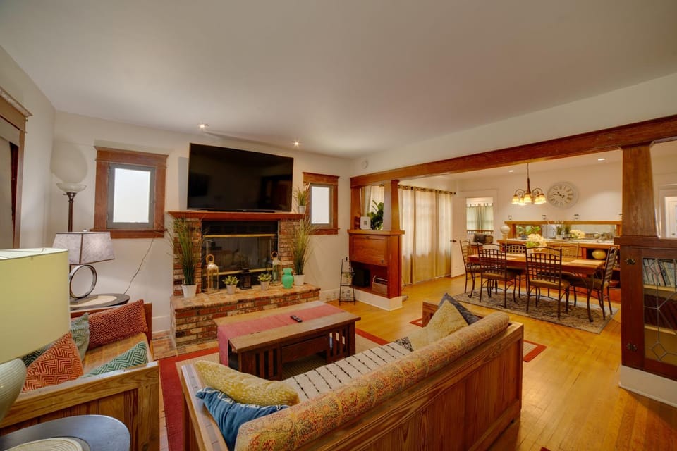 Home 1/2 Mi to Dtwn Riverside: Families Welcome! House in Riverside