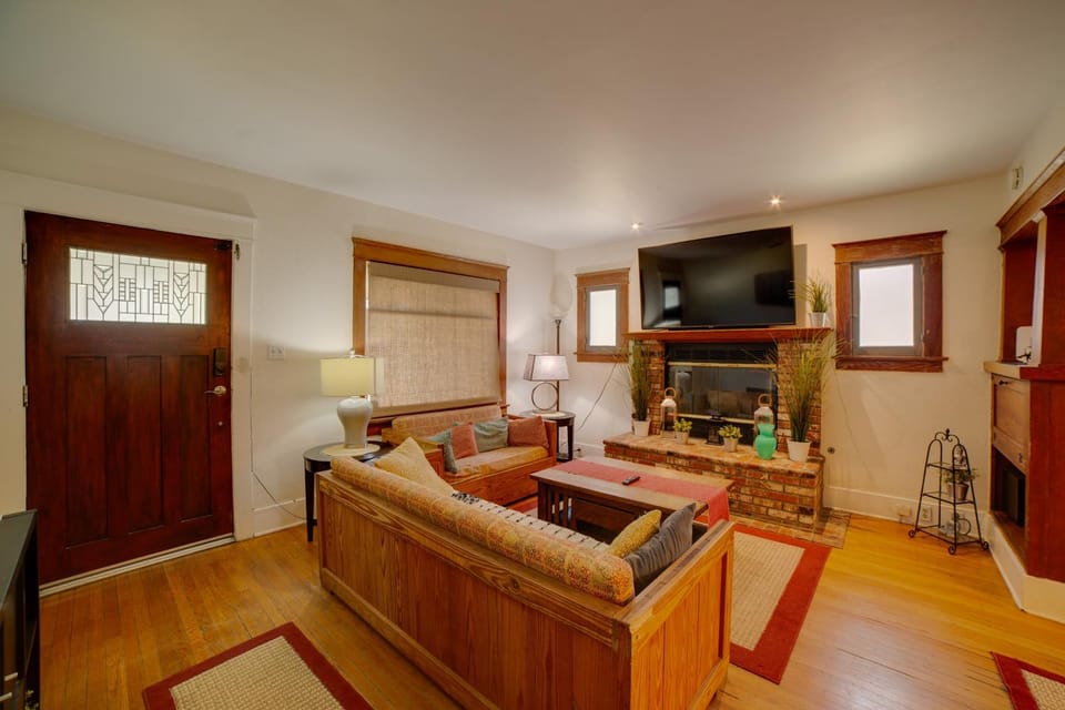 Home 1/2 Mi to Dtwn Riverside: Families Welcome! House in Riverside