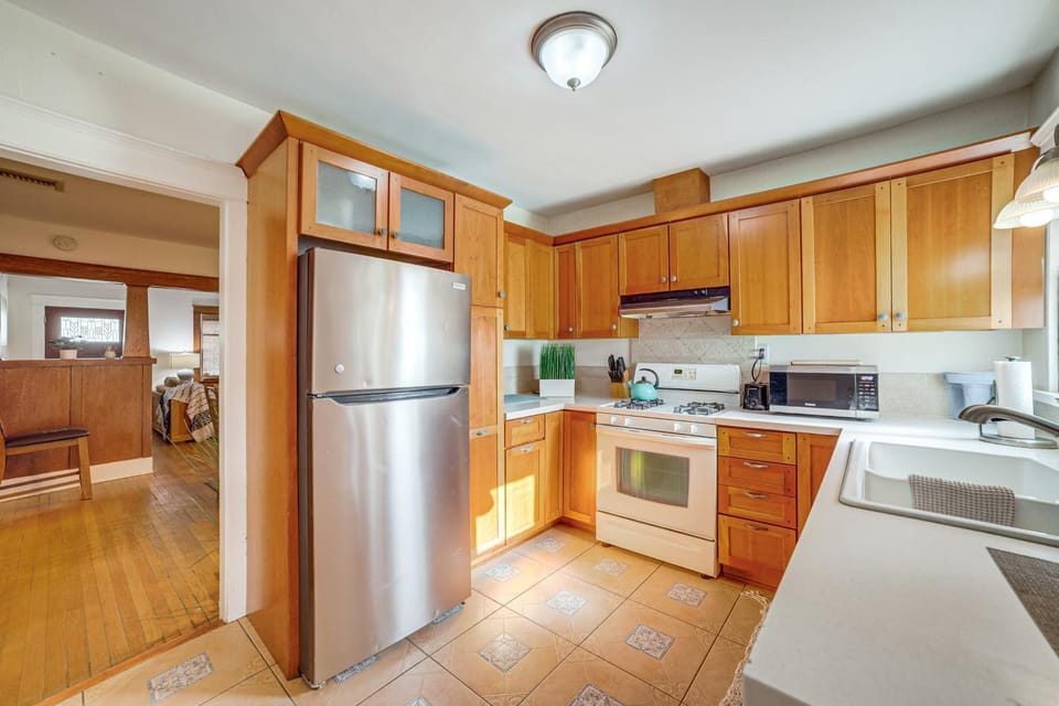 Home 1/2 Mi to Dtwn Riverside: Families Welcome! House in Riverside