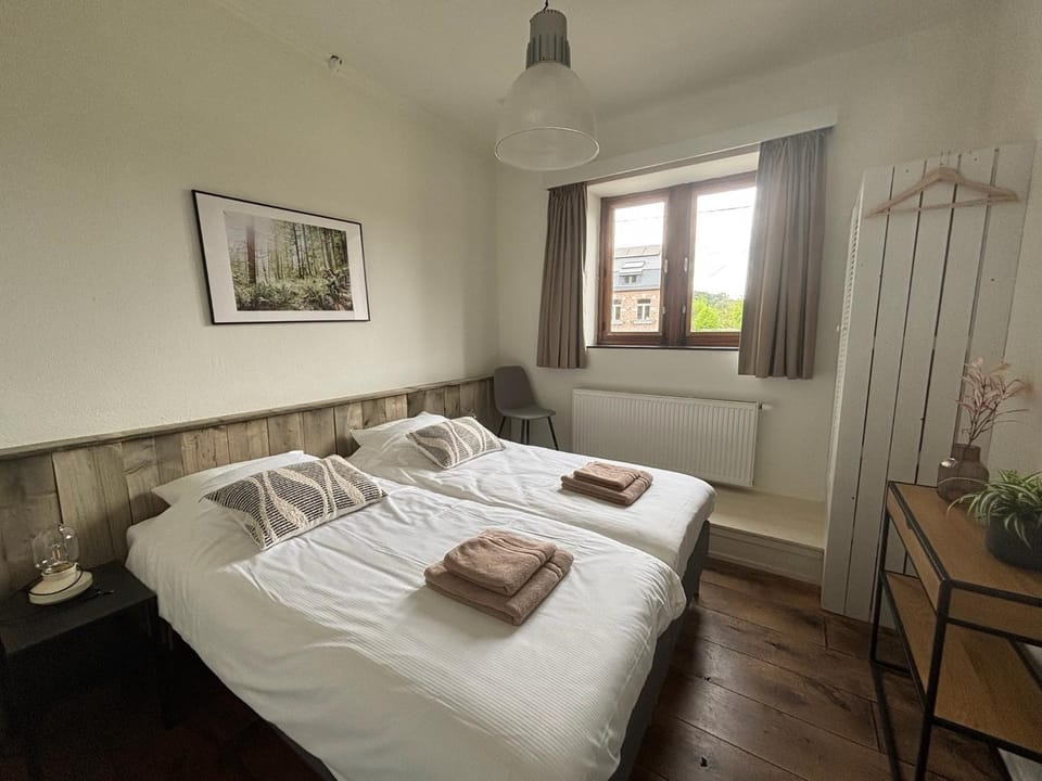 Photo of the whole room, Bedroom, towels
