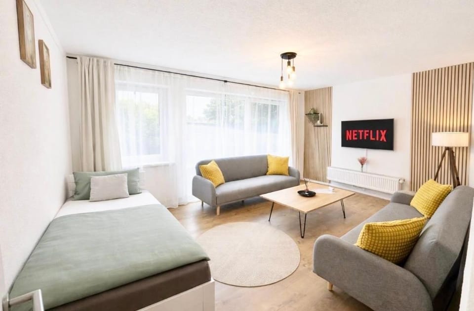 TV and multimedia, Living room, Seating area, Bedroom