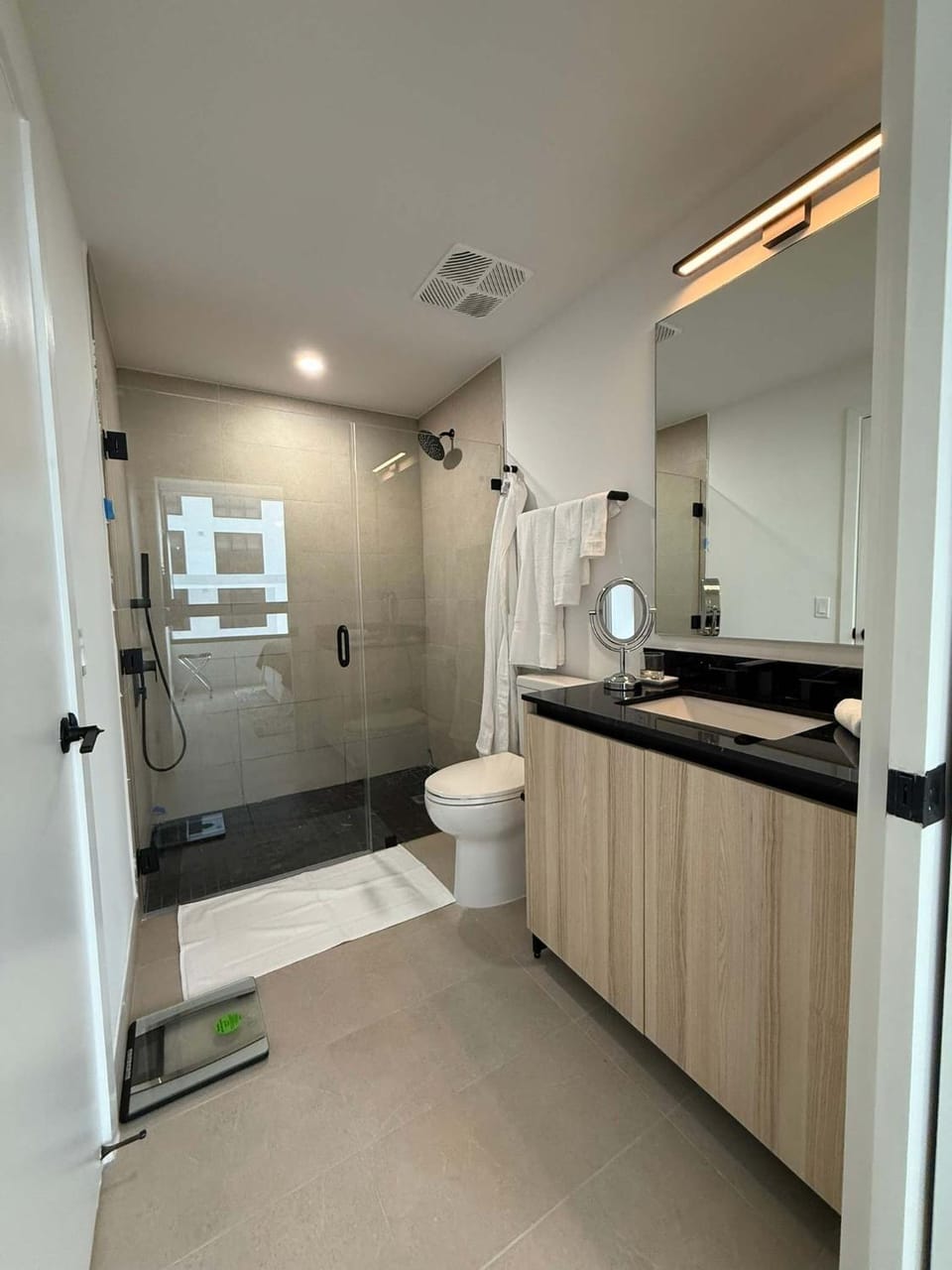 Downtown Miami 1BR Walk to Bayside Kaseya Gym Pool Apartment in Miami