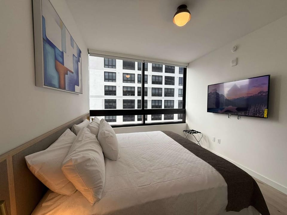 Downtown Miami 1BR Walk to Bayside Kaseya Gym Pool Apartment in Miami