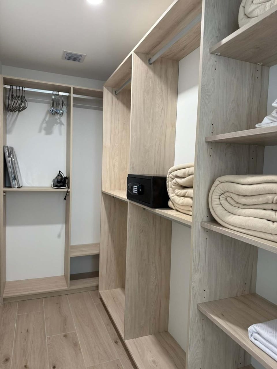 Downtown Miami 1BR Walk to Bayside Kaseya Gym Pool Apartment in Miami