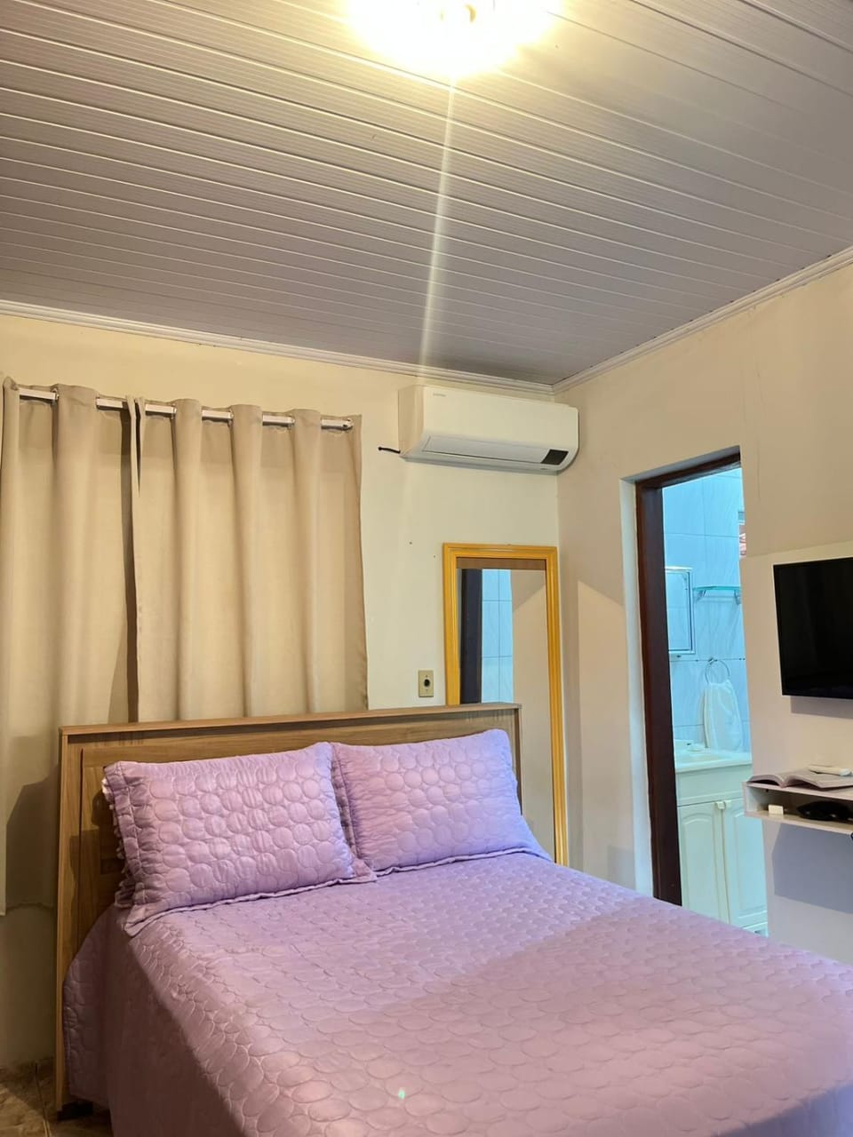 Bed, TV and multimedia, Photo of the whole room, Bedroom, air conditioner
