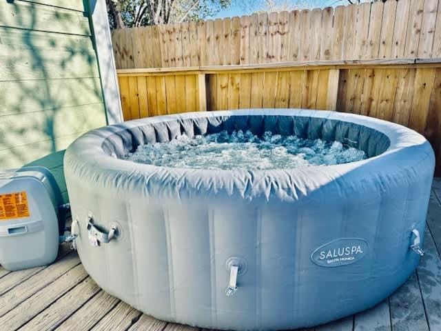 Boardwalk Bungalow 1 For 6 House in League City