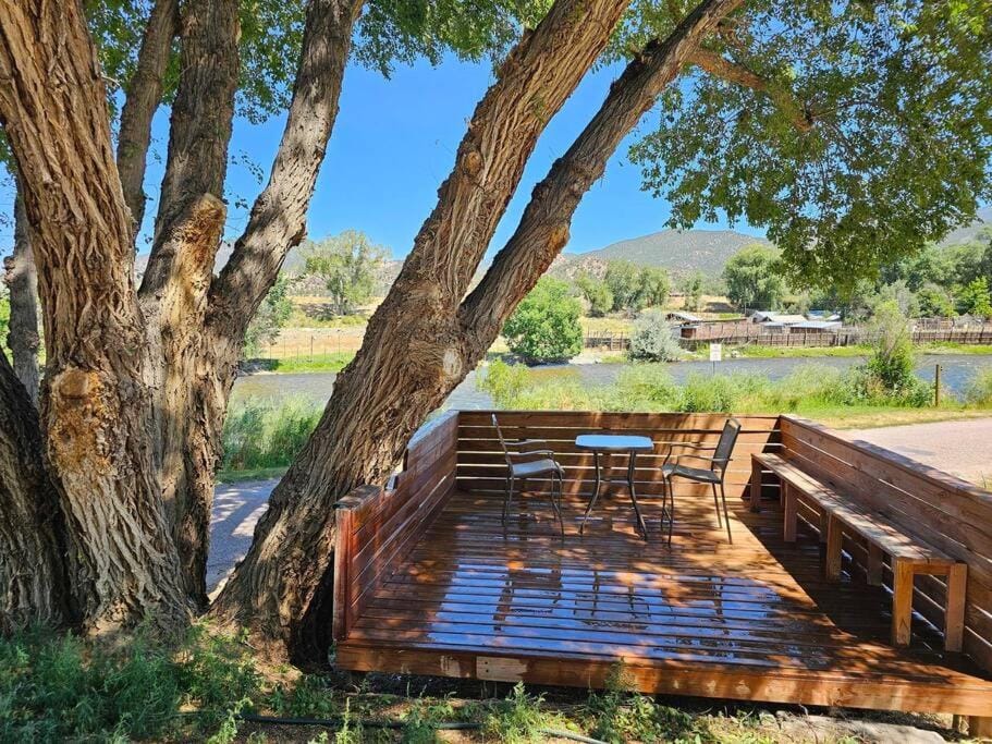 Quiet Motel Room Near Ark River - 15 min to Salida House in Colorado