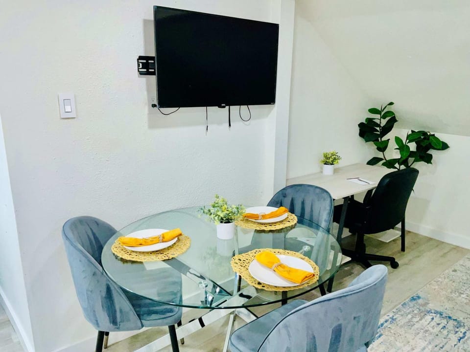 Boardwalk Bungalow 2 Up to 3 House in League City