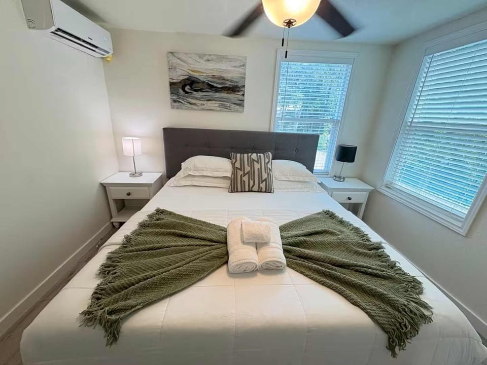 Boardwalk Bungalow 2 Up to 3 House in League City