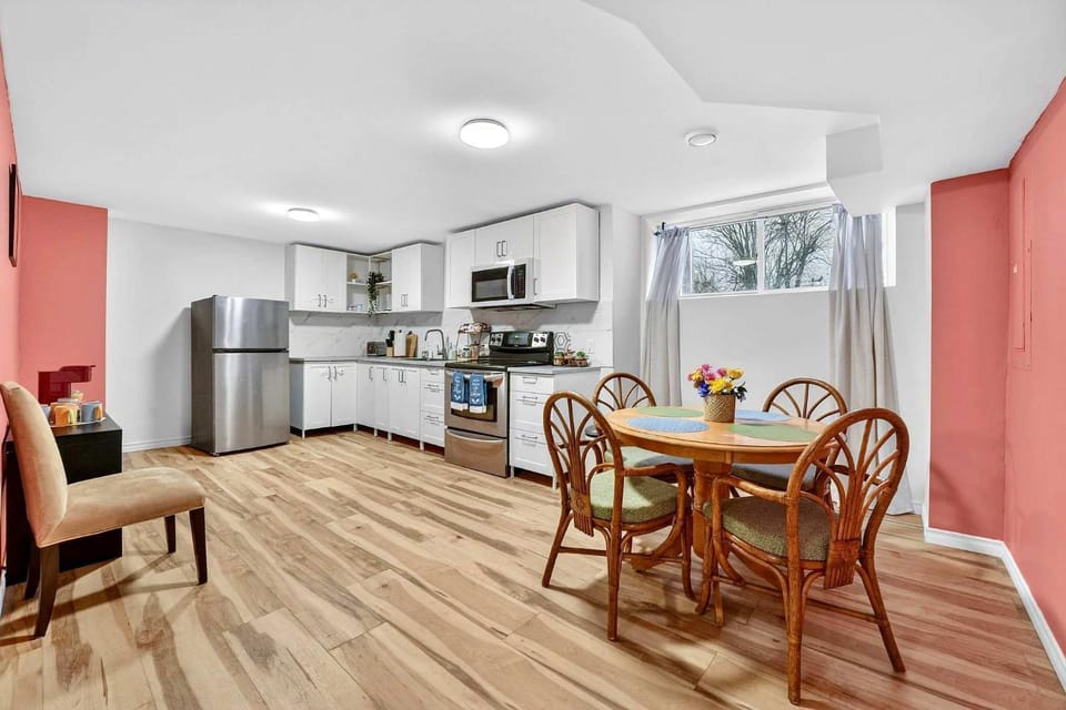 Spacious 1 BD + 1 Den near Marina and Canal House in Port Colborne