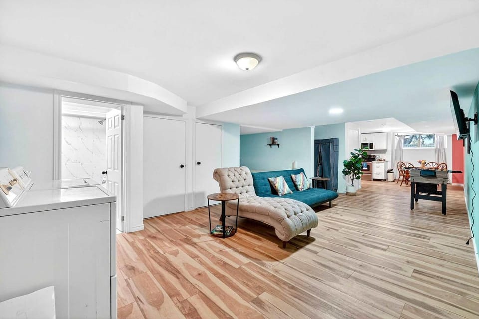 Spacious 1 BD + 1 Den near Marina and Canal House in Port Colborne