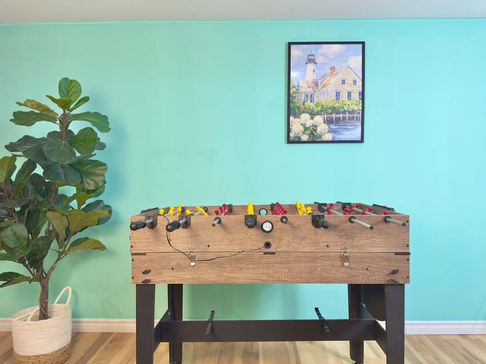 Spacious 1 BD + 1 Den near Marina and Canal House in Port Colborne