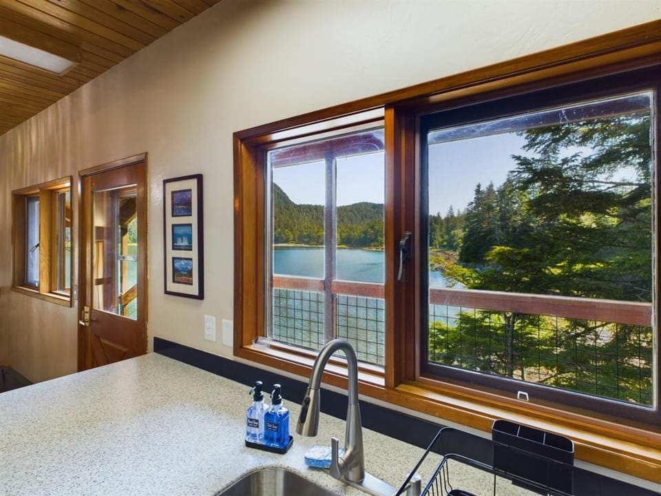 Stunning Oceanfront Home w Mountain Views! House in Juneau